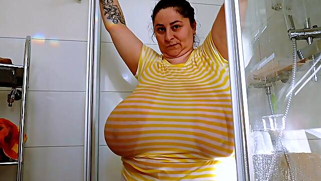 Amateur Big Boobs jerks Big Dick