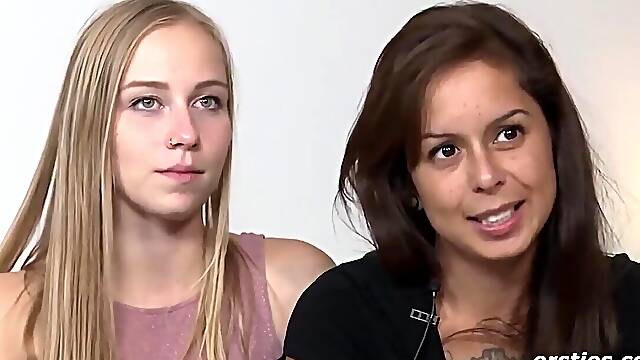Mit Vibrator Und Dildo Im Gepick Zum Hihepunkt - Cute 18yo Brunette Lesbians Flirt And Make Out