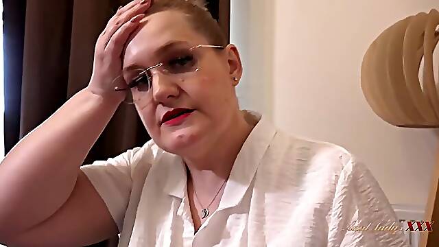 CHubby mature blonde Becky plays solo on cam