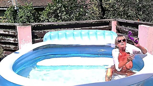 DirtyMilfTina Screw Me In The Pool
