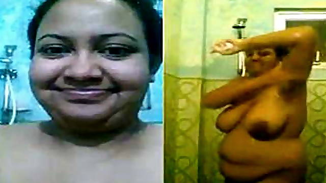 Today Exclusive-Horny Boudi Bathing