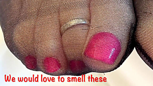 Mrs Mature Feet Teasing You All with Her Cute Toes 397